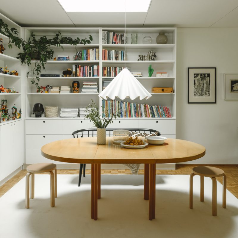 Usva 102 white pysty